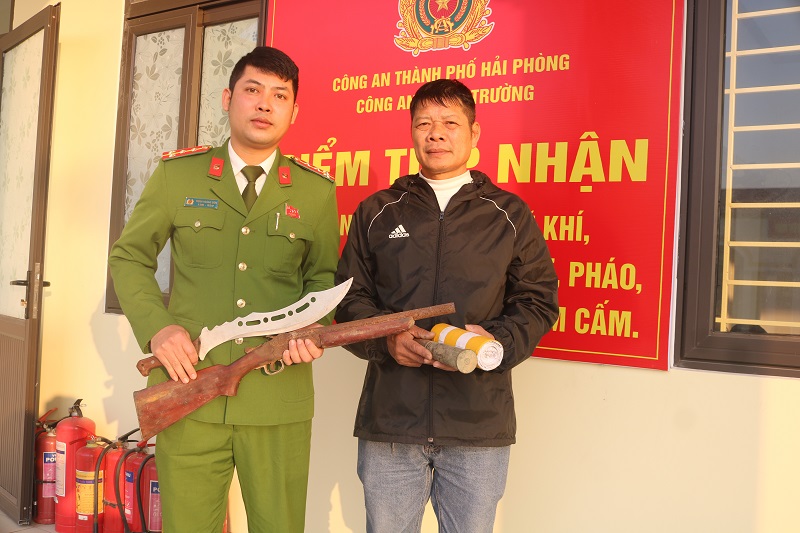 Công an xã An Trường vận động nhân dân giao nộp vũ khí, vật liệu nổ và pháo trái phép